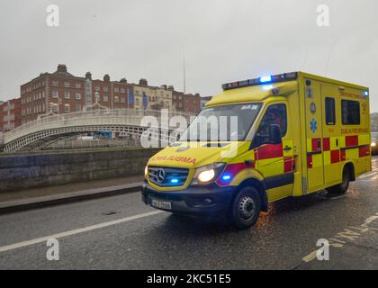 Un'ambulanza vista nel centro di Dublino. Taoiseach (PM irlandese) Micheal Martin ha annunciato venerdì scorso piani per l'allentamento delle restrizioni di blocco a livello nazionale di livello 5 e la riapertura del paese per un certo numero di fasi da domani nel periodo precedente a Natale. La prima fase vedrà tutti i negozi, parrucchieri, palestre, cinema, musei, possibilità di riaprire gallerie e biblioteche. I luoghi di culto riapriranno per i servizi con misure restrittive, mentre riunioni di 15 persone possono avere luogo all'aperto. Lunedì 30 novembre 2020 a Dublino, Irlanda. (Foto di Artur Widak/NurPhoto) Foto Stock