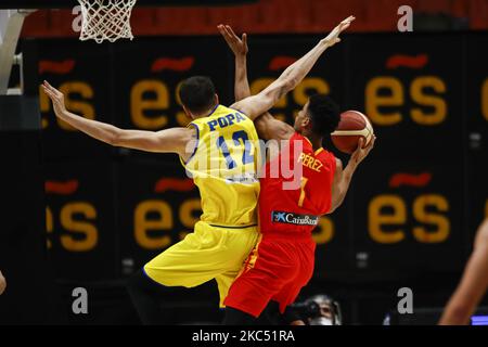 12 Bogdan Popa di Romania e 01 Jose Miguel Perez Balbuena di Spagna durante la FIBA EuroBasket 2022 Qualificatori di gruppo A tra Spagna e Romania a Pabellon Municipal de Sant Luis, Valencia. Il 30th novembre, Spagna. (Foto di Xavier Bonilla/NurPhoto) Foto Stock