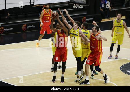 01 Jose Miguel Perez Balbuena di Spagna difeso da 77 Mihai Marius Maciuca di Romania durante la FIBA EuroBasket 2022 Qualifiers partita del gruppo A tra Spagna e Romania a Pabellon Municipal de Sant Luis, Valencia. Il 30th novembre, Spagna. (Foto di Xavier Bonilla/NurPhoto) Foto Stock