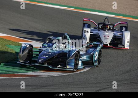 88 BLOMQVIST Tom (GBR), NIO 333 FE Team, NIO 333 FE 001, Action e 99 WEHRLEIN Pascal (GER), TAG Heuer Porsche Formula e Team, Porsche 99X Electric, azione durante il Campionato ABB Formula e prove ufficiali pre-stagione sul circuito Ricardo Tormo di Valencia il 28 novembre, 29 e 1 dicembre in Spagna. (Foto di Xavier Bonilla/NurPhoto) Foto Stock