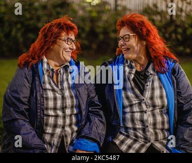 Le sorelle gemelle spagnole si rilassano e si specchiano a Londra. Foto Stock