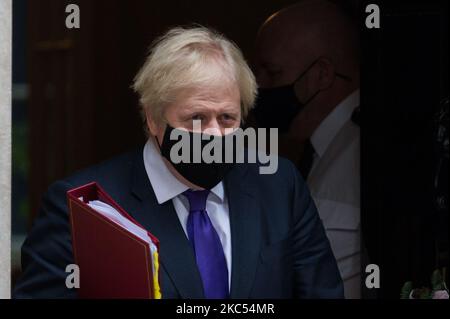 Il primo ministro britannico Boris Johnson lascia 10 Downing Street per PMQ alla Camera dei Comuni il 02 dicembre 2020 a Londra, Inghilterra. (Foto di Wiktor Szymanowicz/NurPhoto) Foto Stock