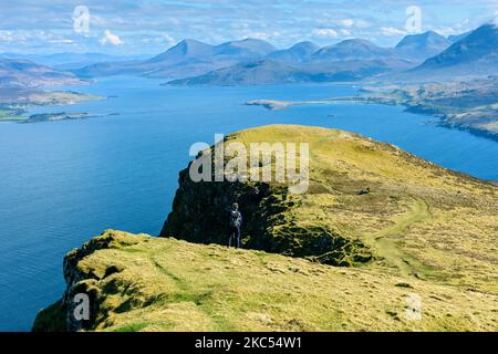 La cresta sommitale di ben Tianavaig che guarda sopra il suono interno alle colline di Cuillin. Vicino a Portree, Isola di Skye, Scozia, Regno Unito Foto Stock