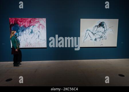 (SOLO PER USO EDITORIALE) Un membro dello staff della galleria guarda (L-R) ‘IT - didnt stop - i didnt stop’ (2019) e ‘eri qui come il terreno sotto i miei piedi’ (2016) di Tracey Emin durante una fotocall per il Tracey Emin / Edvard Munch: La solitudine della mostra Soul alla Royal Academy of Arts, il 03 dicembre 2020 a Londra, Inghilterra. La mostra comprende oltre 25 opere di Tracey Emin (n.1963), tra cui dipinti, alcuni dei quali saranno esposti per la prima volta, oltre a neon e sculture, oltre a 19 capolavori accuratamente selezionati dall'espressionista norvegese Edvard Munch Foto Stock