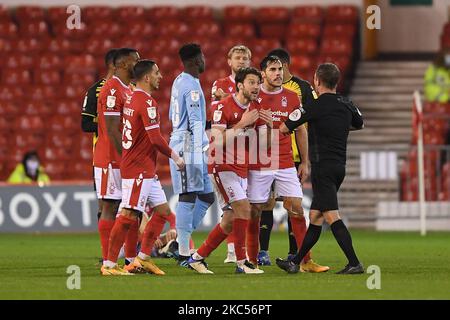 I giocatori della foresta circondano l'arbitro David Webb durante la partita del campionato Sky Bet tra Nottingham Forest e Watford al City Ground, Nottingham, mercoledì 2nd dicembre 2020. (Foto di Jon Hobley/MI News/NurPhoto) Foto Stock