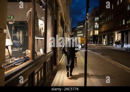 Savile Row di notte, strada rinomata per la sua tradizionale sartoria personalizzata per gli uomini, Mayfair, Londra, Inghilterra, Regno Unito Foto Stock