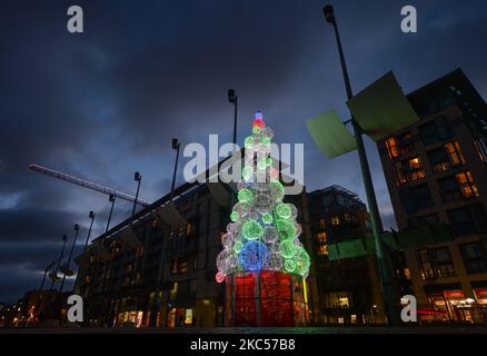 Vista su Smithfield Square e sul suo albero di Natale. Giovedì 3 dicembre 2020 a Dublino, Irlanda. (Foto di Artur Widak/NurPhoto) Foto Stock