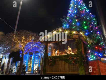 Albero di Natale e presepe visto accanto a un GPO illuminato, l'Ufficio postale generale su o'Connell Street, a Dublino, una parte del progetto 'Winter Lights'. Dal 1st dicembre al 1st gennaio, 17 località in tutta la città vengono trasformate con proiezioni colorate e mostre di illuminazione. Giovedì 3 dicembre 2020 a Dublino, Irlanda. (Foto di Artur Widak/NurPhoto) Foto Stock