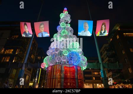 La Smithfield Square di Dublino presenta foto di operai di prima linea per ringraziarli per il loro contributo nel contribuire a mantenere la città in funzione (#CelebrateYourHero). Dal 1st dicembre al 1st gennaio, 17 località in tutta la città vengono trasformate con proiezioni colorate e mostre di illuminazione. Giovedì 3 dicembre 2020 a Dublino, Irlanda. (Foto di Artur Widak/NurPhoto) Foto Stock