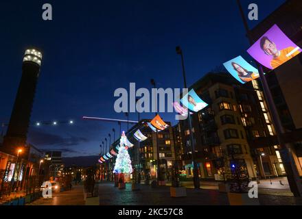 La Smithfield Square di Dublino presenta foto di operai di prima linea per ringraziarli per il loro contributo nel contribuire a mantenere la città in funzione (#CelebrateYourHero). Dal 1st dicembre al 1st gennaio, 17 località in tutta la città vengono trasformate con proiezioni colorate e mostre di illuminazione. Giovedì 3 dicembre 2020 a Dublino, Irlanda. (Foto di Artur Widak/NurPhoto) Foto Stock