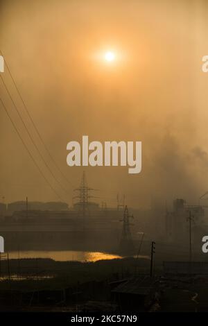 Fumo visto uscire da un camino di una fabbrica di laminazione ancora re a Dhaka, Bangladesh il 3 dicembre 2020. (Foto di Ahmed Salahuddin/NurPhoto) Foto Stock