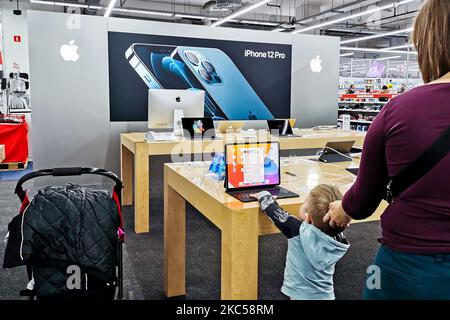 L'annuncio di iPhone 12 Pro viene visualizzato presso il negozio Media Markt all'interno del centro commerciale Galeria Krakowska a Cracovia, Polonia, il 5th dicembre 2020. (Foto di Beata Zawrzel/NurPhoto) Foto Stock