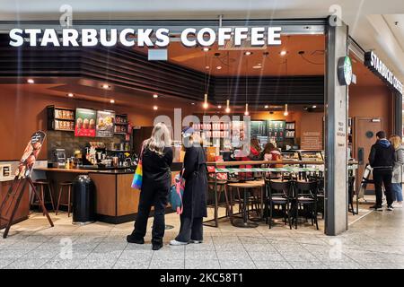 Lo Starbucks Coffee Store si trova all'interno del centro commerciale Galeria Krakowska a Cracovia, in Polonia, il 5th dicembre 2020. (Foto di Beata Zawrzel/NurPhoto) Foto Stock