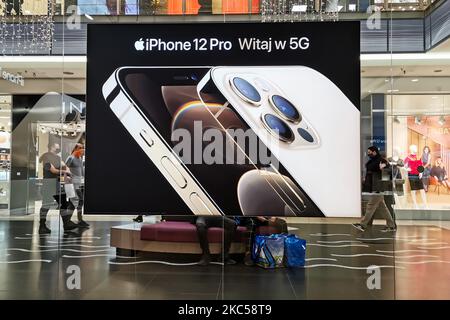 L'annuncio di iPhone 12 Pro viene visualizzato presso iSpot all'interno del centro commerciale Galeria Krakowska a Cracovia, Polonia, il 5th dicembre 2020. (Foto di Beata Zawrzel/NurPhoto) Foto Stock