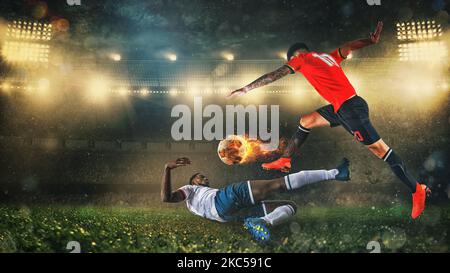 Scena di calcio di notte partita con il giocatore in una uniforme rossa calci una palla ardente con potere Foto Stock