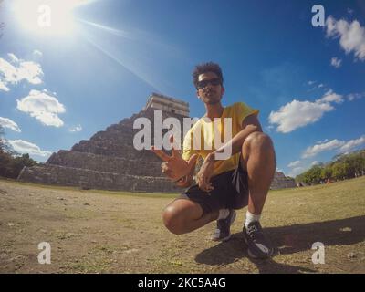 Black Man Tourist di fronte alle rovine di Piramide a Tulum in Messico. Giornata di sole nella storica città Maya per il turismo. Foto Stock