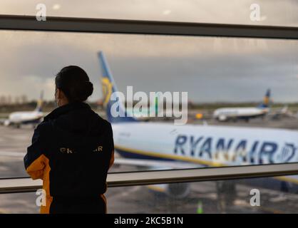 Un membro dell'equipaggio di cabina Ryanair guarda fuori dalla finestra agli aerei Ryanair che si sono messi a terra all'aeroporto di Dublino, durante il blocco del coronavirus livello 3. La pandemia ha avuto un impatto 'disastante' sull'operatore dell'aeroporto di Dublino. Secondo Dalton Philips, le perdite di DAA all'inizio di settembre 2020 si avvicinavano ai €150 milioni di dollari. Molti aeroporti in tutta l'Unione europea sono ora sottoposti a forti pressioni finanziarie a causa del crollo del numero di passeggeri a causa della pandemia di Covid. Sabato 05 dicembre 2020, all'aeroporto di Dublino Dublino, Irlanda. (Foto di Artur Widak/NurPhoto) Foto Stock
