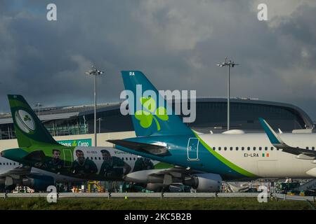 Aerei Aer Lingus visti a terra all'aeroporto di Dublino, durante il livello di blocco coronavirus 3. La pandemia ha avuto un impatto 'disastante' sull'operatore dell'aeroporto di Dublino. Secondo Dalton Philips, le perdite di DAA all'inizio di settembre 2020 si avvicinavano ai €150 milioni di dollari. Molti aeroporti in tutta l'Unione europea sono ora sottoposti a forti pressioni finanziarie a causa del crollo del numero di passeggeri a causa della pandemia di Covid. Sabato 05 dicembre 2020, all'aeroporto di Dublino Dublino, Irlanda. (Foto di Artur Widak/NurPhoto) Foto Stock