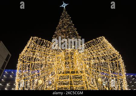 Albero di Natale fuori dal centro commerciale Galeria Krakowska di Cracovia. Domenica 6 dicembre 2020 a Cracovia, Polonia. (Foto di Artur Widak/NurPhoto) Foto Stock