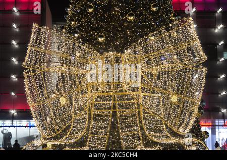 Albero di Natale e decorazioni fuori dal centro commerciale Galeria Krakowska di Cracovia. Domenica 6 dicembre 2020 a Cracovia, Polonia. (Foto di Artur Widak/NurPhoto) Foto Stock