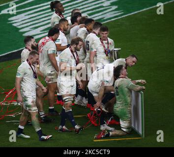 LONDRA, INGHILTERRA - 06 DICEMBRE: Inghilterra giocatori con Trofeo durante Quilter International, finale della Coppa delle Nazioni d'autunno tra Inghilterra e Francia al Twickenham Stadium , Londra, Regno Unito il 06th dicembre 2020 (Photo by Action Foto Sport/NurPhoto) Foto Stock