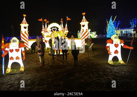 Albero di Natale fuori dal centro commerciale Galeria Krakowska di Cracovia. Lunedì 7 dicembre 2020 a Cracovia, Polonia. (Foto di Artur Widak/NurPhoto) Foto Stock