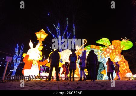 Albero di Natale fuori dal centro commerciale Galeria Krakowska di Cracovia. Lunedì 7 dicembre 2020 a Cracovia, Polonia. (Foto di Artur Widak/NurPhoto) Foto Stock