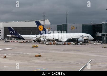 Velivolo Lufthansa Airbus A380 a due piani visto accanto a un Boeing 747 nell'aeroporto fra di Francoforte attraccato alle porte caricando passeggeri e merci per la partenza di un volo a lungo raggio. L'aereo a fusoliera larga A380-800 ha la registrazione D-AIMM il nome Delhi ed è alimentato da 4x motori a getto RR. Deutsche Lufthansa AG DLH o LH è la più grande compagnia aerea in Germania, con base hub a Francoforte, Monaco e Berlino, ex vettore di bandiera tedesco e membro fondatore del gruppo aereo della Star Alliance. Il traffico mondiale di passeggeri è diminuito durante l'era di pandemia del coronavirus covid-19 con Foto Stock