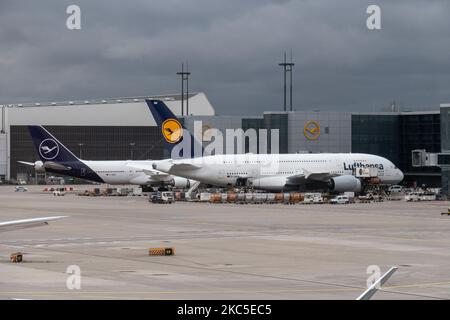 Velivolo Lufthansa Airbus A380 a due piani visto accanto a un Boeing 747 nell'aeroporto fra di Francoforte attraccato alle porte caricando passeggeri e merci per la partenza di un volo a lungo raggio. L'aereo a fusoliera larga A380-800 ha la registrazione D-AIMM il nome Delhi ed è alimentato da 4x motori a getto RR. Deutsche Lufthansa AG DLH o LH è la più grande compagnia aerea in Germania, con base hub a Francoforte, Monaco e Berlino, ex vettore di bandiera tedesco e membro fondatore del gruppo aereo della Star Alliance. Il traffico mondiale di passeggeri è diminuito durante l'era di pandemia del coronavirus covid-19 con Foto Stock