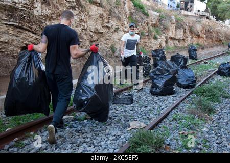 I volontari del team "Save Your Hood" collaborano per trasferire i sacchi per rifiuti nei bidoni di Atene, Grecia, sabato 5 dicembre 2020. A causa della situazione del coronavirus il numero di rifiuti aumenta all'aperto. (Foto di Konstantinos Zilos/NurPhoto) Foto Stock