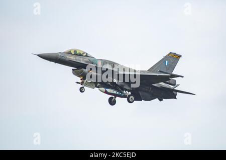 Un F-16 Fighting Falcon o Viper, un aereo a reazione da caccia multirolante dell'HAF dell'aeronautica ellenica (greco) visto atterrare alla base aerea Kleine Brogel EBBL in Belgio. F16 varianti sono prodotte negli Stati Uniti d'America da General Dynamics e Lockheed Martin. Il jet da combattimento specifico appartiene a HAF 340 Mira Squadron, 115 Combat Wing – Souda Air base nell'isola di Creta in Grecia ed è un F-16C/D Block 52+ l'aereo militare fa parte della squadra espositiva che si svolge negli aeroporti belgi durante le mostre aeree del settembre 2019. (Foto di Nicolas Economou/NurPhoto) Foto Stock