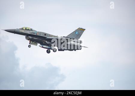 Un F-16 Fighting Falcon o Viper, un aereo a reazione da caccia multirolante dell'HAF dell'aeronautica ellenica (greco) visto atterrare alla base aerea Kleine Brogel EBBL in Belgio. F16 varianti sono prodotte negli Stati Uniti d'America da General Dynamics e Lockheed Martin. Il jet da combattimento specifico appartiene a HAF 340 Mira Squadron, 115 Combat Wing – Souda Air base nell'isola di Creta in Grecia ed è un F-16C/D Block 52+ l'aereo militare fa parte della squadra espositiva che si svolge negli aeroporti belgi durante le mostre aeree del settembre 2019. (Foto di Nicolas Economou/NurPhoto) Foto Stock