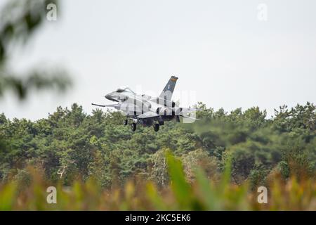 Un F-16 Fighting Falcon o Viper, un aereo a reazione da caccia multirolante dell'HAF dell'aeronautica ellenica (greco) visto atterrare alla base aerea Kleine Brogel EBBL in Belgio. F16 varianti sono prodotte negli Stati Uniti d'America da General Dynamics e Lockheed Martin. Il jet da combattimento specifico appartiene a HAF 340 Mira Squadron, 115 Combat Wing – Souda Air base nell'isola di Creta in Grecia ed è un F-16C/D Block 52+ l'aereo militare fa parte della squadra espositiva che si svolge negli aeroporti belgi durante le mostre aeree del settembre 2019. (Foto di Nicolas Economou/NurPhoto) Foto Stock