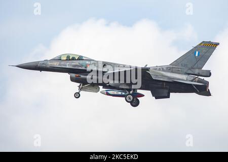 Un F-16 Fighting Falcon o Viper, un aereo a reazione da caccia multirolante dell'HAF dell'aeronautica ellenica (greco) visto atterrare alla base aerea Kleine Brogel EBBL in Belgio. F16 varianti sono prodotte negli Stati Uniti d'America da General Dynamics e Lockheed Martin. Il jet da combattimento specifico appartiene a HAF 340 Mira Squadron, 115 Combat Wing – Souda Air base nell'isola di Creta in Grecia ed è un F-16C/D Block 52+ l'aereo militare fa parte della squadra espositiva che si svolge negli aeroporti belgi durante le mostre aeree del settembre 2019. (Foto di Nicolas Economou/NurPhoto) Foto Stock