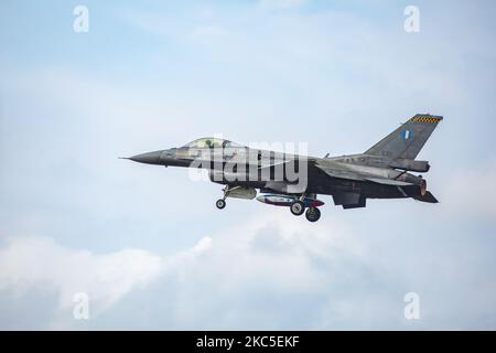 Un F-16 Fighting Falcon o Viper, un aereo a reazione da caccia multirolante dell'HAF dell'aeronautica ellenica (greco) visto atterrare alla base aerea Kleine Brogel EBBL in Belgio. F16 varianti sono prodotte negli Stati Uniti d'America da General Dynamics e Lockheed Martin. Il jet da combattimento specifico appartiene a HAF 340 Mira Squadron, 115 Combat Wing – Souda Air base nell'isola di Creta in Grecia ed è un F-16C/D Block 52+ l'aereo militare fa parte della squadra espositiva che si svolge negli aeroporti belgi durante le mostre aeree del settembre 2019. (Foto di Nicolas Economou/NurPhoto) Foto Stock