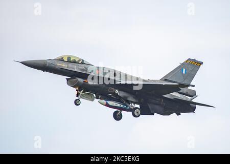 Un F-16 Fighting Falcon o Viper, un aereo a reazione da caccia multirolante dell'HAF dell'aeronautica ellenica (greco) visto atterrare alla base aerea Kleine Brogel EBBL in Belgio. F16 varianti sono prodotte negli Stati Uniti d'America da General Dynamics e Lockheed Martin. Il jet da combattimento specifico appartiene a HAF 340 Mira Squadron, 115 Combat Wing – Souda Air base nell'isola di Creta in Grecia ed è un F-16C/D Block 52+ l'aereo militare fa parte della squadra espositiva che si svolge negli aeroporti belgi durante le mostre aeree del settembre 2019. (Foto di Nicolas Economou/NurPhoto) Foto Stock