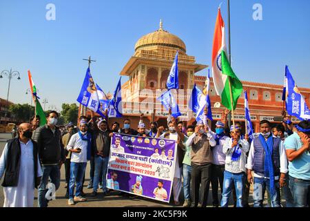 Gli attivisti dell'esercito di Bhim partecipano ad un raduno a sostegno dello sciopero nazionale, chiamato agitando gli agricoltori a premere per l'abrogazione delle Agri-leggi del Centro, a Jaipur, Rajasthan, India, martedì, 8 dicembre 2020. (Foto di Vishal Bhatnagar/NurPhoto) Foto Stock