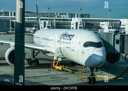 Lufthansa Airbus A350 come visto la mattina presto all'alba, all'alba e durante il giorno parcheggiato alle porte dell'aeroporto internazionale di Monaco EDDM MUC. Il moderno e avanzato velivolo da A359 o A350-900 passeggeri a scocca larga è dotato della targa D-AIXO, il nome Ulm, ed è alimentato da motori a reazione 2x RR. Deutsche Lufthansa AG DLH o LH è la più grande compagnia aerea in Germania, con base hub a Francoforte, Monaco e Berlino, ex vettore di bandiera tedesco e membro fondatore del gruppo aereo della Star Alliance. Il traffico mondiale di passeggeri è diminuito durante l'era di pandemia del coronavirus covid-19 con il Foto Stock