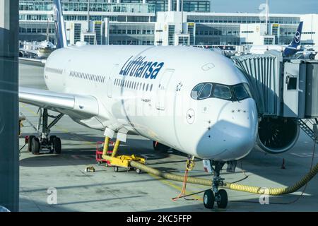 Lufthansa Airbus A350 come visto la mattina presto all'alba, all'alba e durante il giorno parcheggiato alle porte dell'aeroporto internazionale di Monaco EDDM MUC. Il moderno e avanzato velivolo da A359 o A350-900 passeggeri a scocca larga è dotato della targa D-AIXO, il nome Ulm, ed è alimentato da motori a reazione 2x RR. Deutsche Lufthansa AG DLH o LH è la più grande compagnia aerea in Germania, con base hub a Francoforte, Monaco e Berlino, ex vettore di bandiera tedesco e membro fondatore del gruppo aereo della Star Alliance. Il traffico mondiale di passeggeri è diminuito durante l'era di pandemia del coronavirus covid-19 con il Foto Stock