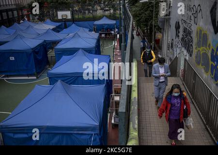 Le persone che indossano la maschera passeranno un centro di test dedicato a Covid-19 per i residenti e i lavoratori di casa in pensione il 9 dicembre 2020 a Hong Kong, Cina. Hong Kong sta attualmente vivendo una quattro ondata di casi di Covid-19 con la città che ha segnalato 1-4 nuovi casi di Coronavirus oggi. (Foto di Vernon Yuen/NurPhoto) Foto Stock