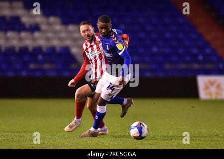 Il Dylan Fage di Oldham Athletic si intreccia con il Callum McFadzean di Sunderland durante la partita del Trofeo EFL tra Oldham Athletic e Sunderland al Boundary Park, Oldham, martedì 8th dicembre 2020. (Foto di Eddie Garvey/MI News/NurPhoto) Foto Stock