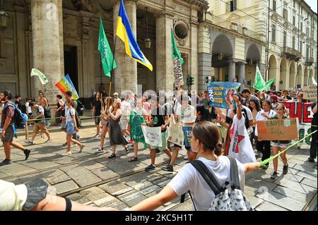 I venerdì per i futuri attivisti protestano contro il cambiamento climatico con manifesti a Torino Foto Stock