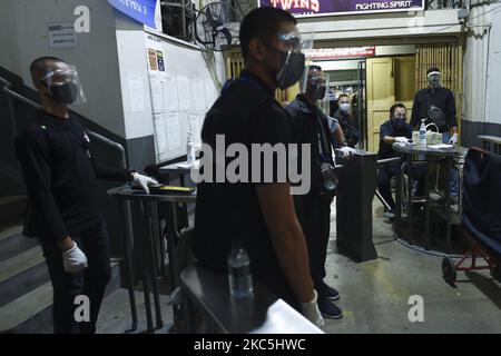 I funzionari thailandesi indossano schermi facciali e maschere facciali per prevenire un'ulteriore diffusione della pandemia di coronavirus al Rajadamnern Muay Thai Boxing Stadium di Bangkok, Thailandia, 10 dicembre 2020. (Foto di Anusak Laowilas/NurPhoto) Foto Stock