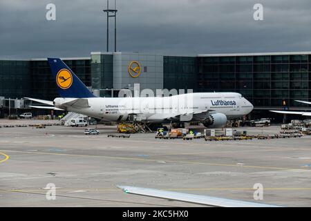 Lufthansa Boeing 747-8 a due piani, un velivolo iconico visto nell'aeroporto di Francoforte fra. Il grande aereo è conosciuto come Regina dei cieli, un moderno e avanzato Boeing B747 a quattro motori, con la registrazione D-ABYD, il nome Meclemburgo-Vorpommern e alimentato da motori jet 4x GE. Deutsche Lufthansa AG DLH o LH è la più grande compagnia aerea in Germania, con base hub a Francoforte, Monaco e Berlino, ex vettore di bandiera tedesco e membro fondatore del gruppo aereo della Star Alliance. Il traffico mondiale di passeggeri è diminuito durante l'era della pandemia del coronavirus covid-19 con l'industria in difficoltà Foto Stock