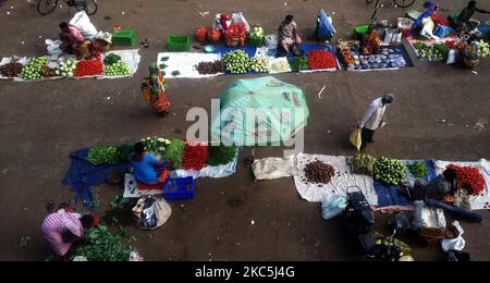 Le popolazioni tribali locali sono viste in un mercato settimanale mentre aprono il loro negozio per vendere i loro prodotti della foresta alle persone a Rayagada città in Odisha. La gente tribale massima, quelle stanno vivendo all'interno della foresta dipende posto settimanale di mercato, localmente denominato come botole tribali (posto di mercato) per vendere i loro prodotti e guadagnare i soldi per mantenere la loro vita della famiglia (foto da Str/NurPhoto) Foto Stock