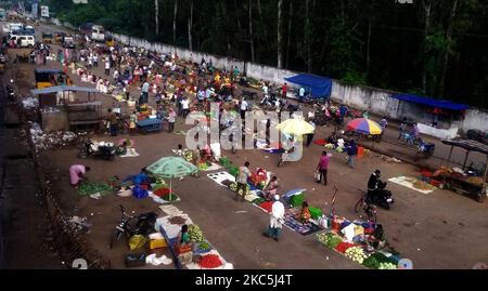 Le popolazioni tribali locali sono viste in un mercato settimanale mentre aprono il loro negozio per vendere i loro prodotti della foresta alle persone a Rayagada città in Odisha. La gente tribale massima, quelle stanno vivendo all'interno della foresta dipende posto settimanale di mercato, localmente denominato come botole tribali (posto di mercato) per vendere i loro prodotti e guadagnare i soldi per mantenere la loro vita della famiglia (foto da Str/NurPhoto) Foto Stock