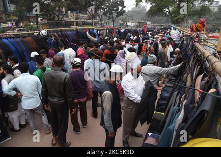 Le persone si sono riunite in un mercato di strada per acquistare vestiti invernali in mezzo alla pandemia di coronavirus COVID-19 a Dhaka, Bangladesh, il 11 dicembre 2020. (Foto di Mamunur Rashid/NurPhoto) Foto Stock