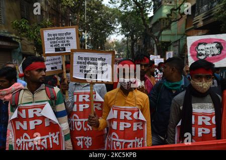 La gente partecipa a una manifestazione contro il controverso Citizenship Amendment Act, svoltasi a Kolkata, in India, il 11 dicembre 2020. Un anno fa, il 11th 2019 dicembre, il parlamento indiano ha approvato il controverso atto di modifica della cittadinanza introdotto dal Ministro degli interni Amit Shah. (Foto di Sukhomoy Sen/NurPhoto) Foto Stock