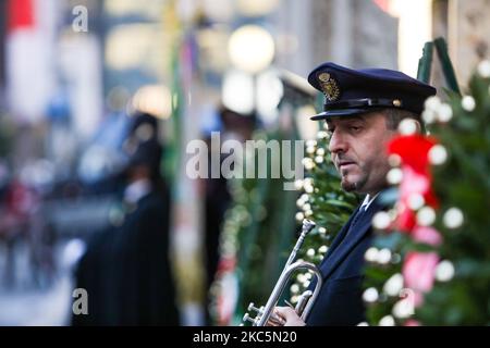 Commemorazione del bombardamento di Piazza Fontana a Milano, Milano, Italia, il 12 2020 dicembre. Il bombardamento di Piazza Fontana fu un attentato terroristico avvenuto il 12 dicembre 1969, quando una bomba esplose presso la sede della Banca Nazionale dell'Agricoltura di Piazza Fontana (nei pressi del Duomo) a Milano, uccidendo 17 persone e ferendo 88 persone. Lo stesso pomeriggio, altre tre bombe sono state detonate a Roma e a Milano, e un'altra è stata trovata inesplosa. (Foto di Mairo Cinquetti/NurPhoto) Foto Stock