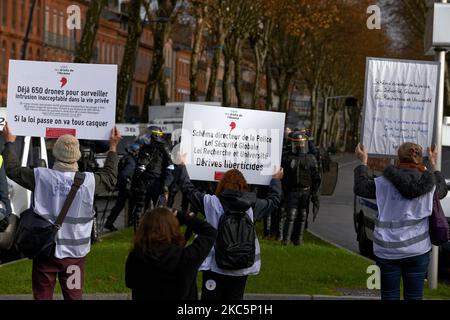 I membri della Human Rights League sono brandish cartelloni davanti alla polizia antisommossa (CRS). Migliaia di manifestanti hanno marciato di nuovo contro la legge sulla "legge sulla sicurezza globale" promossa dal presidente francese Macron e dalla sua maggioranza e per ottenere più mezzi per il sistema sanitario pubblico e gli ospedali. Il disegno di legge 'Global Security Law' proibirà a chiunque di fotografare o filmare i membri della polizia se non violati : i trasgressori potrebbero essere condannati fino a un anno in prigione e una multa di €45,000 dollari. La legge prevede anche di generalizzare il riconoscimento facciale negli spazi pubblici come in Cina. Il difensore dei diritti francese, la Commissione nazionale francese su Hu Foto Stock